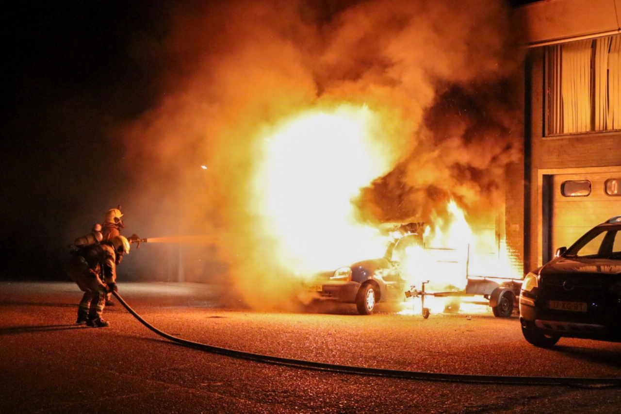 Hond gereanimeerd na explosie en brand bij bedrijfspand